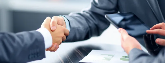 Uścisk dłoni przy podpisywaniu umowy